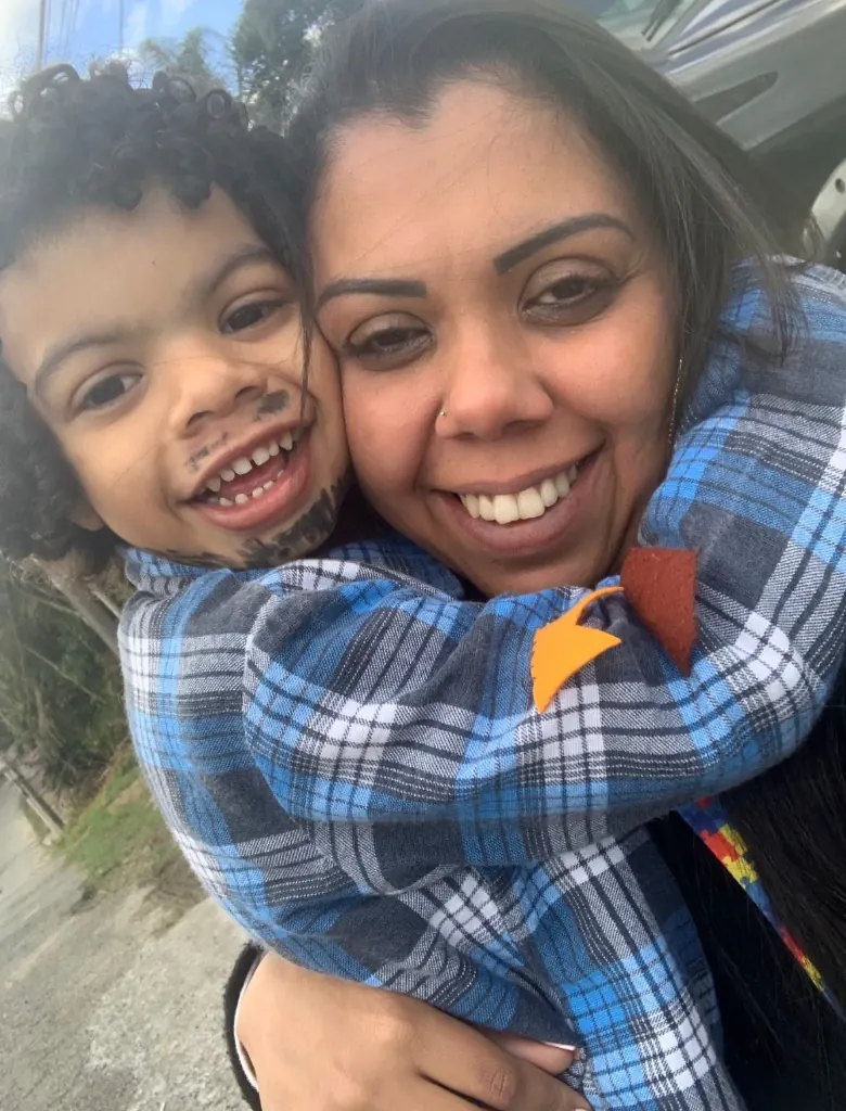 Stefani abraçada ao filho Miguel, os dois sorrindo